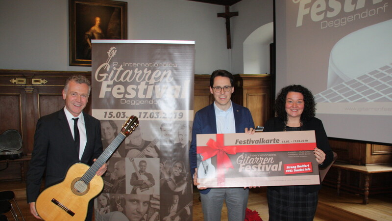 Freuen sich auf das zweite internationale Deggendorfer Gitarrenfestival vom 15. bis 17. März kommenden Jahres: (v. l.) Augustin Wiedemann, Dr. Christian Moser und Sabine Saxinger.