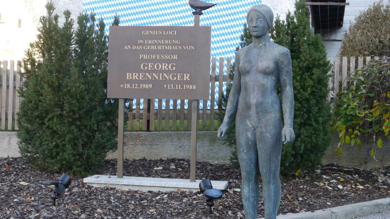 Die Skulptur der "Schwimmerin" steht normalerweise im Rathaus, für den Brenninger-Gedenkakt wurde sie unter freiem Himmel präsentiert.