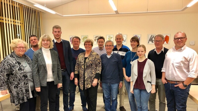 Die neu gewählte Vorstandschaft des Further Messevereins mit ihrer scheidenden Vorsitzenden Gitte Hahn (Sechste von links) und ihrem Nachfolger Philipp Decker (Vierter von links).