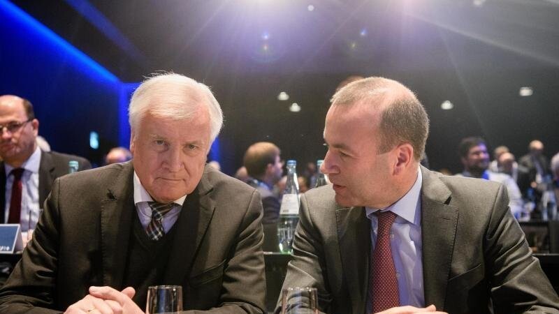 Innenminister Horst Seehofer (l) und EVP-Fraktionschef Manfred Weber unterhalten sich auf der CSU-Delegiertenversammlung in München. Foto. Matthias Balk