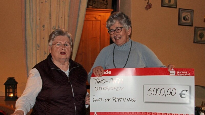 Gisela Scholz überreichte im Namen der AWO Plattling den Spendenscheck.