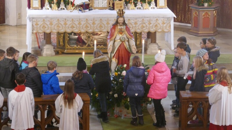 Die Erstkommunionkinder schmückten die Christkönigsstatue im Altarraum mit Rosen.