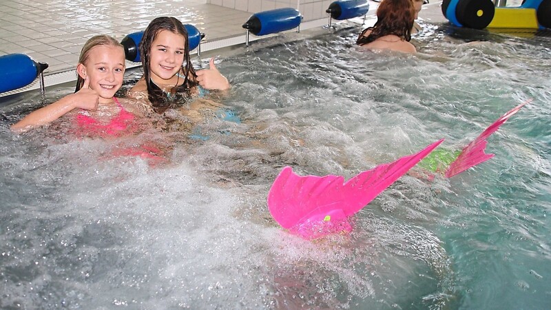 Die Meerjungfrauenflossen sind der Renner für junge Besucherinnen des Hallenbads.