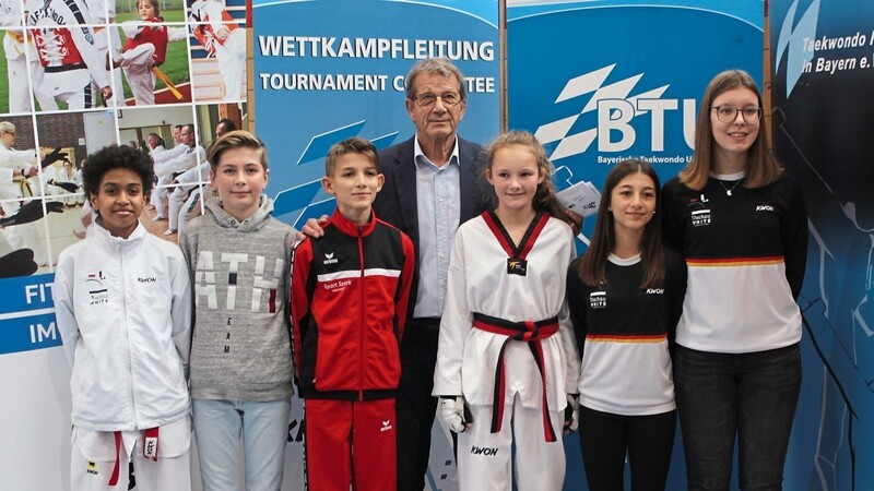 Reiner Hofer, Ehrenpräsident der Bayerischen Taekwondo Union, mit den sechs geehrten Kämpfern.