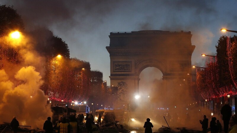 Bei den Protesten auf der Pariser Prachtstraße Champs-Elysées kommt es zu schweren Ausschreitungen.