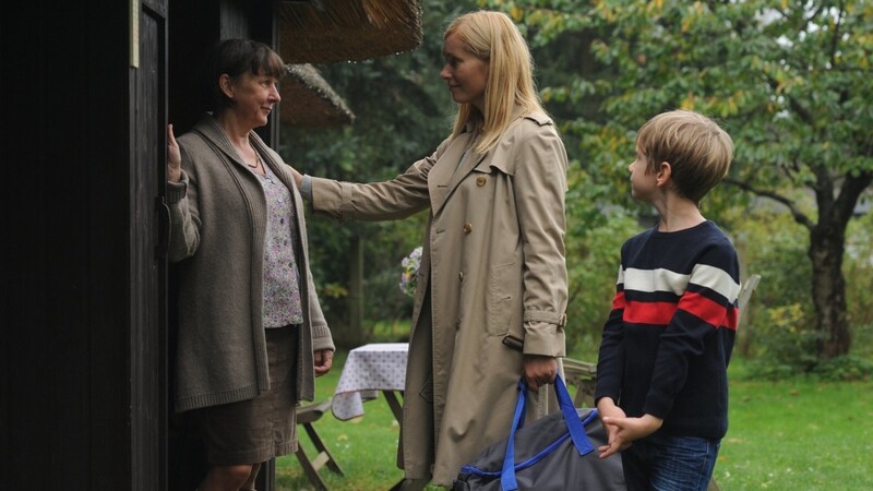 Sind die alten Differenzen beigelegt? Tanja Bartko (Nadja Uhl, Mitte) kehrt mit ihrem Sohn Daniel (Elias Martini) zurück in den Spreewald und trifft ihre Schwägerin Therese Bartko (Steffi Kühnert).