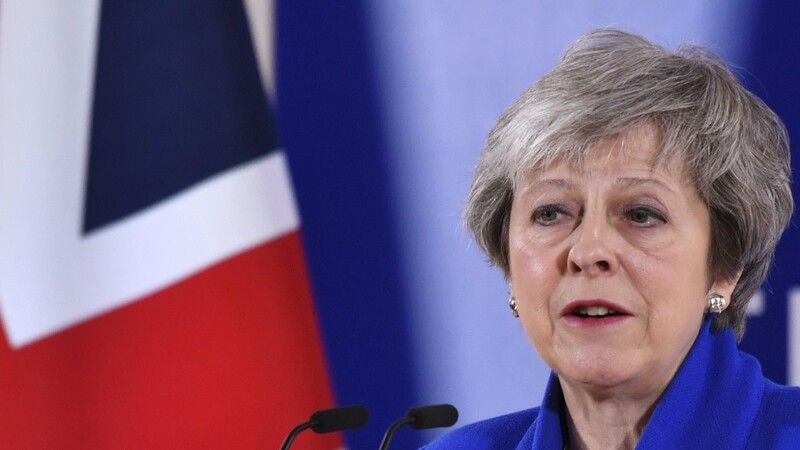 Die britische Premierministerin Theresa May erläutert auf einer Pressekonferenz das Gipfelergebnis.