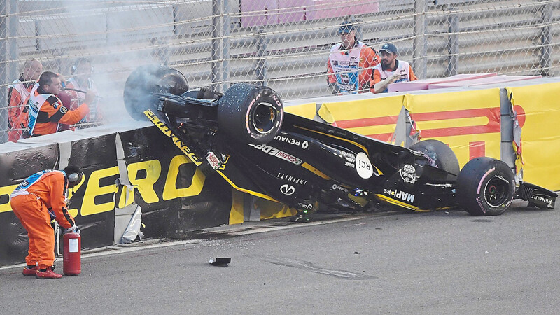 SCHOCKMOMENT: Nico Hülkenberg sorgte beim Formel-1-Saisonfinale in Abu Dhabi für einen Schockmoment, als er nach einer Kollision mit Romain Grosjean in seinem Renault abhob und sich spektakulär zwei Mal überschlug. Der 31-Jährige konnte sich unverletzt aus dem Wrack befreien.