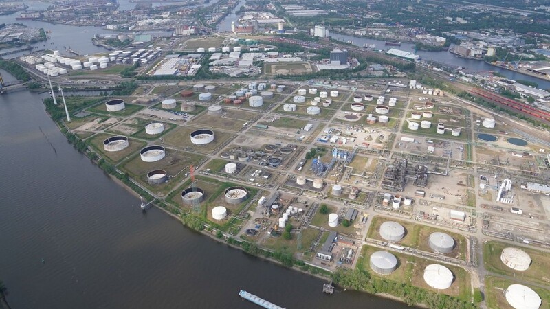 Öltanks der Shell-Raffinerie im Hamburger Hafen.