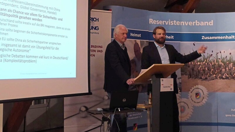 Professor Dr. Maximilian Mayer (rechts) beim Vortrag mit Moderator Harald Zintl von der FES.