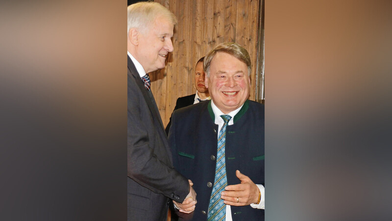 Innenminister Horst Seehofer dankt Helmut Brunner (r.) für dessen zehnjährige Zeit als Landwirtschaftsminister.
