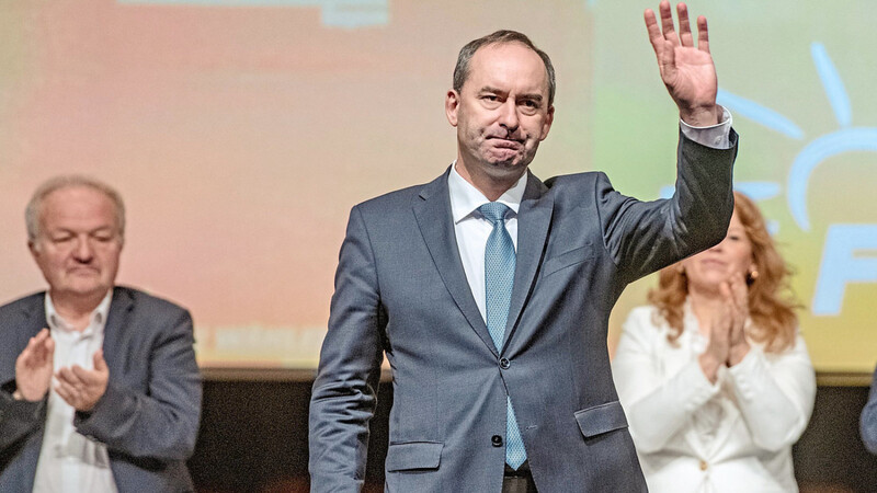 Hubert Aiwanger, Landesvorstand der Freien Wähler und Wirtschaftsminister von Bayern, hat in der Landesversammlung der bayerischen Freien Wähler in Essenbach massive Rückendeckung von den Delegierten bekommen.