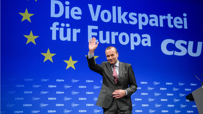 Beliebt in der Partei: Manfred Weber, Vorsitzender der Fraktion der Europäischen Volkspartei (EVP), bedankt sich nach seiner Rede auf der Delegiertenversammlung.