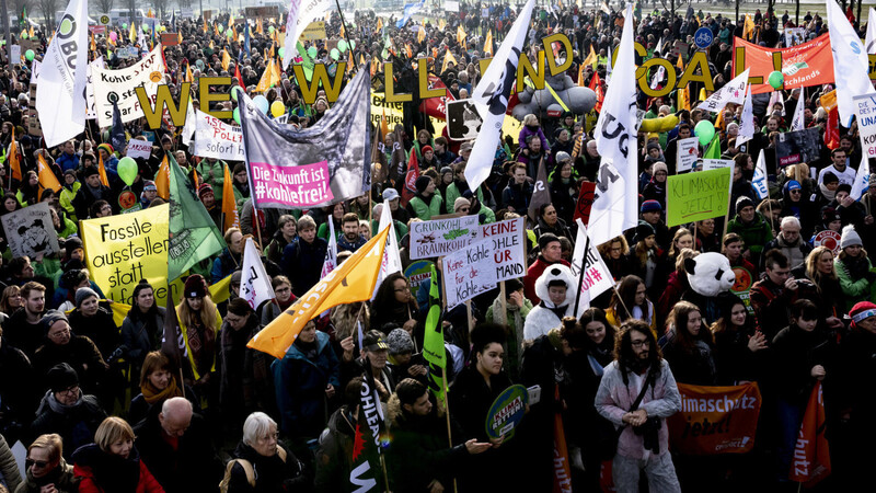 In Berlin protestieren am Sonntag Tausende für eine ehrgeizigere Klimapolitik.
