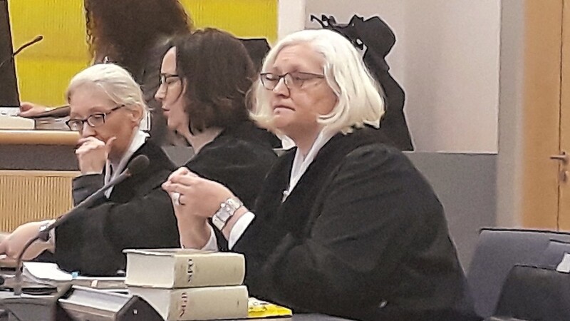 Oberstaatsanwältin Christine Müller (r. ) nahm am Donnerstag zum ersten Mal im Wolbergs-Verfahren Platz.