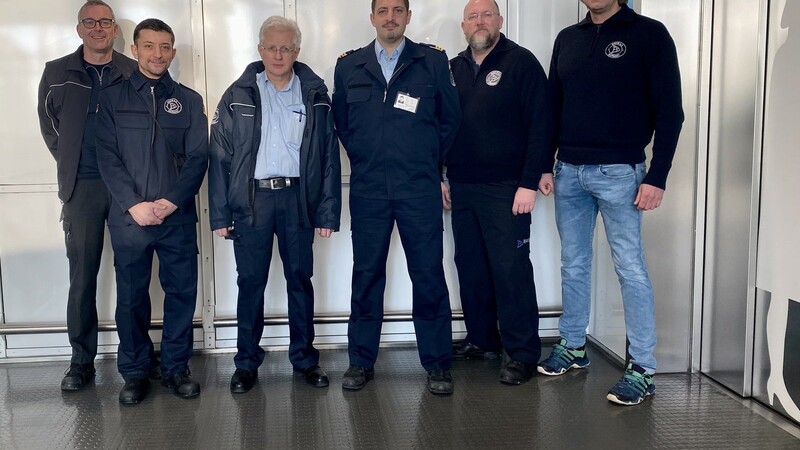 Die Navis-Vorstandsmitglieder Lars Boehlkau (l.) und Michael Gmach (r.) mit dem Navis-Erkundungsteam (v. l.) Hüseyin Kul, Teamleiter Dr. Thomas Geiner, Christian Pickal und Werner Hammerschmid.