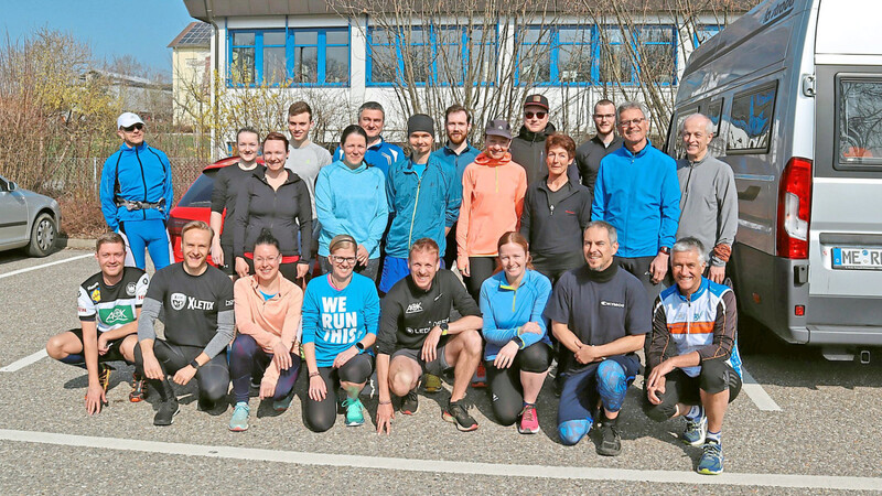 Zusammen mit dem prominenten Langstreckenläufer Jan Fitschen (vorne mitte) stellte sich die Mainburger Fitness-Laufgruppe zum Erinnerungsbild