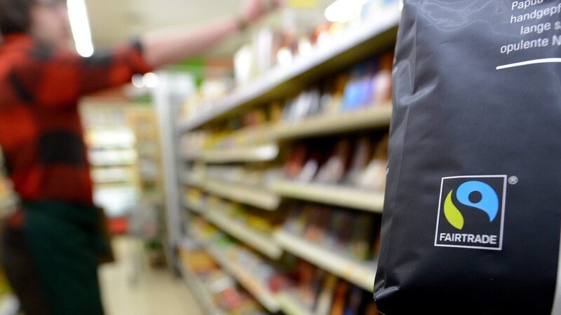 Egal ob Kaffee, Schokolade oder Reis: Verbraucher finden in vielen Supermärkten mittlerweile fair gehandelte Produkte im Regal. Jetzt soll auch die Stadtverwaltung ihr Einkaufsverhalten prüfen.