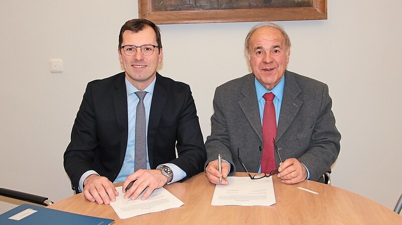 Mettens Bürgermeister Erhard Radlmaier (r.) und Offenbergs Gemeindeoberhaupt Hans-Jürgen Fischer unterzeichneten gestern die Gründungsvereinbarung für den Zweckverband Abwasserbeseitigung.