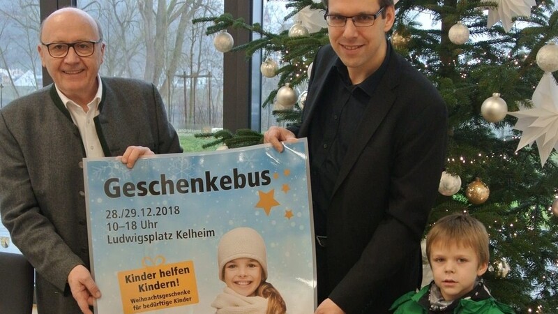 Landrat Martin Neumeyer, Stefan Grüttner (Stabsstellenleiter ÖPNV) und Linus hoffen darauf, dass viele Geschenke im "Geschenkebus" für sozial benachteiligte Kinder abgegeben werden.