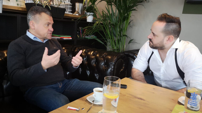 Interview im Sportpark: Haching-Boss Manfred "Manni" Schwabl (li.) im Gespräch mit Patrick Mayer, Fußballchef der AZ Digital.