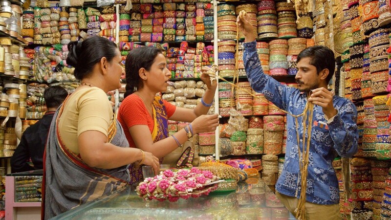 Ratna (Tillotama Shome, Mitte) durchstreift den farbenfrohen Markt, um alles Nötige für ihren Schneiderkurs zu besorgen.