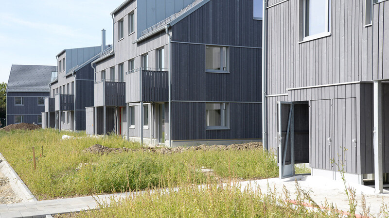 Sieht fast ländlich aus: 2021 hat die städtische Gewofag hier an der Erwin-Schleich-Straße in Allach 51 Wohnungen in Holzhybridweise gebaut.