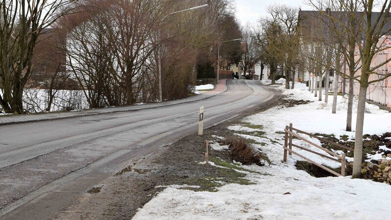 Die Straßen, wie hier durch Thann-Vatersdorf, müssen aufgrund ihres schlechten baulichen Zustandes 2019 saniert werden.