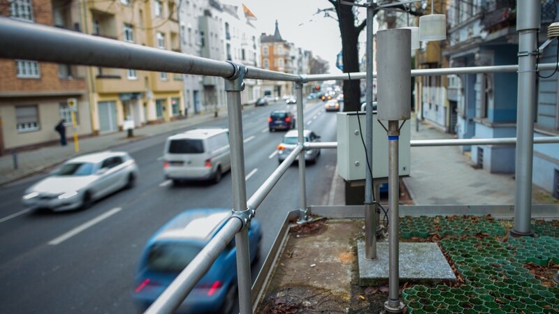 Messgeräte zur Feststellung der Luftqualität sind auf dem Dach einer Luftmessstation an einer Straße im Berliner Bezirk Steglitz zu sehen. Die Messungen sind aber auch umstritten.