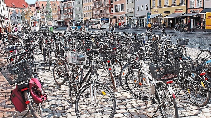 So sieht es in der Altstadt an einem schönen Frühlingstag aus: Die Radständer sind überfüllt.