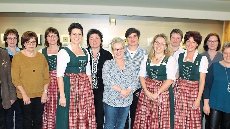 Das Bild zeigt die mit dem Damenzeichen des Gaus für verdiente Mitarbeiter geehrten Frauen im Schützenverein Edelweiß Attenhausen mit Gauschützenmeister Gerhard Schipper.