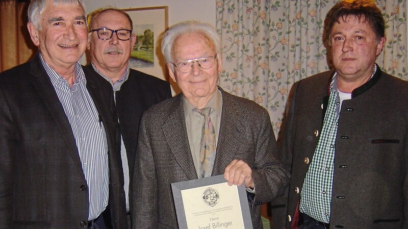Das Vorstandsteam des Bauernvereins mit Josef Billinger, der zum neuen Ehrenmitglied ernannt wurde.