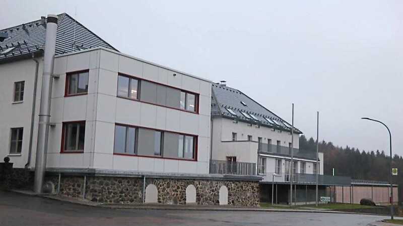 Erneut hatte sich der Bauausschuss mit der Erweiterung der Diensthundeschule in Herzogau zu befassen. Der Antrag wurde nun um ein Gebäude für ein Notstromaggregat ergänzt; Bauherr ist der Freistaat Bayern.