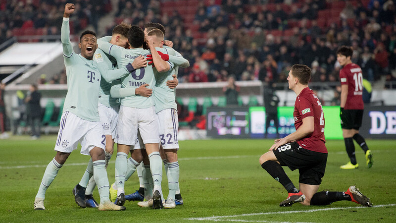 David Alaba (links) und seine Teamkollegen vom FC Bayern bejubeln das 3:0 gegen Hannover 96 durch Serge Gnabry (verdeckt).