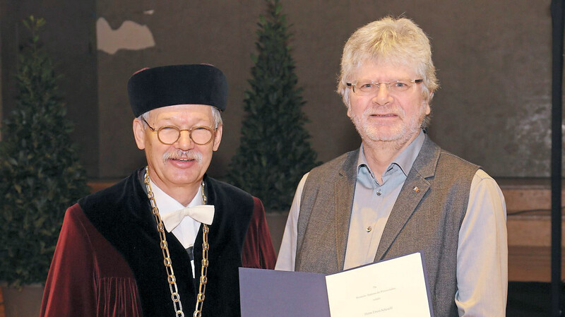 Akademiepräsident Prof. Dr. Thomas O. Höllmann überreicht an Erwin Scheuchl den Akademiepreis 2018.
