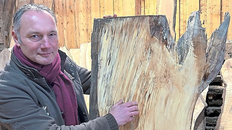 Holzliebhaber Christian Kreipl zeigt auf die flammende Struktur in der Bohle der Rosskastanie.