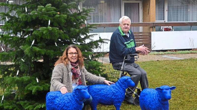 Zusammen mit Bewohnersprecher Horst Haustein hat Einrichtungsleiterin Christine Strobl die blauen Schafe vor dem Sankt Antonius-Seniorenheim in Empfang genommen.