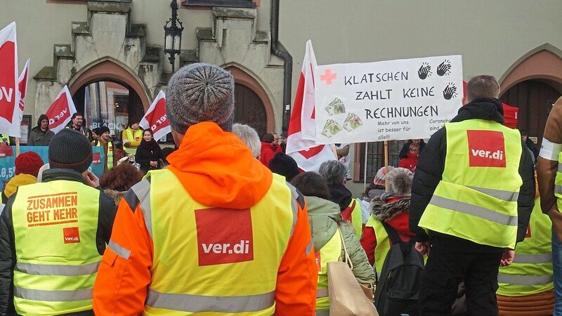 Die streikenden Arbeitskräfte trafen sich vor dem Rathaus in der Altstadt.
