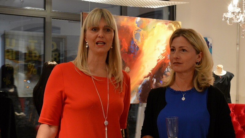 Gabi Urban (links) und Künstlerin A. Tanja Stögermair bei der Vernissage zur Ausstellung.