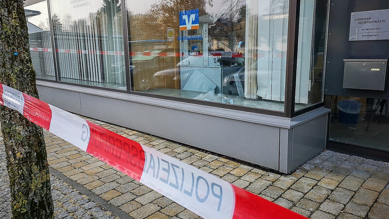 In der Nacht von Dienstag auf Mittwoch wurde in einer Bankfiliale in Passau ein Geldautomat gesprengt. Die Kripo bittet um Zeugenhinweise.