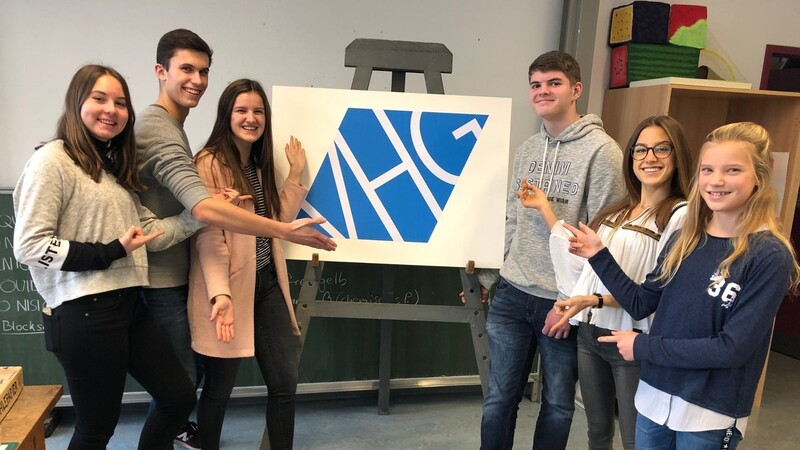 Die Schüler des Veit-Höser-Gymnasiums in Bogen präsentieren stolz ihr neues Logo. Der Entwurf stammt von Lea Hitzinger (zweite von rechts).