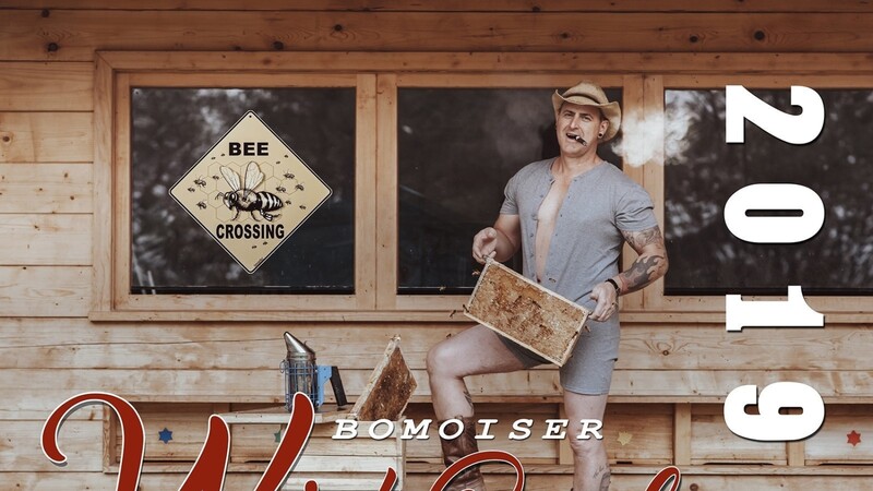 Das Titelbild ziert den "Honeymaker" Alex aus Bodenmais.