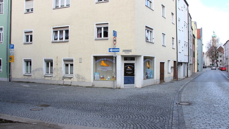 Vom Schild in der Schmidlgasse (links) sind es nur wenige Meter bis zur Grundschule St. Jakob Am Platzl (rechts). Trotzdem parken viele Eltern lieber direkt vor dem Schulgebäude.