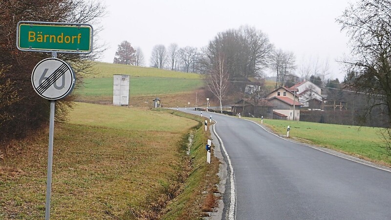 Die Zellertalstraße bei Bärndorf, im Hintergrund das Eiserne Tor. Die Staatsstraße wird in zwei Etappen ausgebaut, jetzt wird der Abschnitt zwischen Bärndorf und Matzelsdorf an der Landkreisgrenze in Angriff genommen werden. Das bisher laufende Verfahren ist eingestellt.
