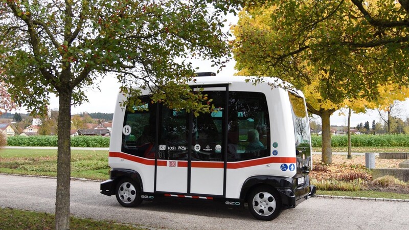 Mit Tempo 15 durch den Ort: der autonom fahrende Minibus in Bad Birnbach.