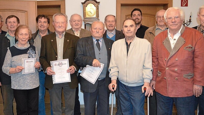 Einer Reihe von Mitgliedern konnte AKUV-Vorsitzender Alois Siebler (links) Urkunden und Glückwünsche sowie seinen Dank für langjährige Vereinstreue übergeben.