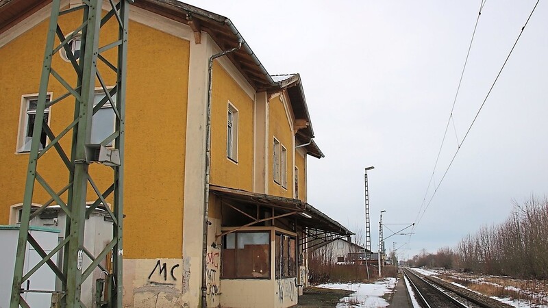Im Dezember 2009 hielt der letzte Personenzug in Otzing, dann wurde der Bahnhof stillgelegt. Das Gebäude ist mittlerweile im Privatbesitz, der Bahnhof selbst soll nun zum Kreuzungsbahnhof ausgebaut werden, um die Leistungsfähigkeit der Strecke zum BWM-Logistikzentrum zu erhöhen und eine weitere Ausweichstelle für den Donau-Isar-Express entsteht.