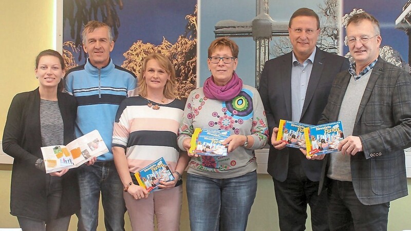 Melanie Gruber, Uwe Neumann, Marion Beer, Sigrid Frei, Markus Müller und Markus Ackermann stellten das Kinderfreizeitprogramm "Bärenstarke Ferien 2019" vor.