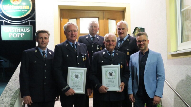 Georg Popp und Peter Hahn (v.l.) wurden für ihre langjährige Mitgliedschaft bei der Reichersdorfer Feuerwehr geehrt.
