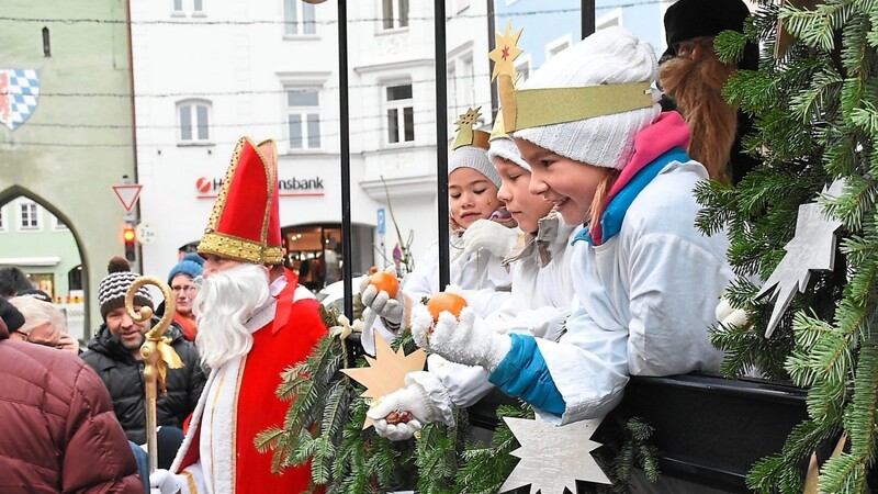 Der Nikolaus und seine Engerl vom Trachtenverein bei ihrer Ankunft auf dem Stadtplatz.